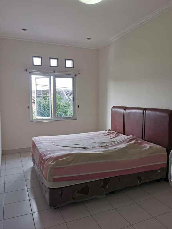 dijual rumah 2 lantai di kemang pratama 2 bekasi