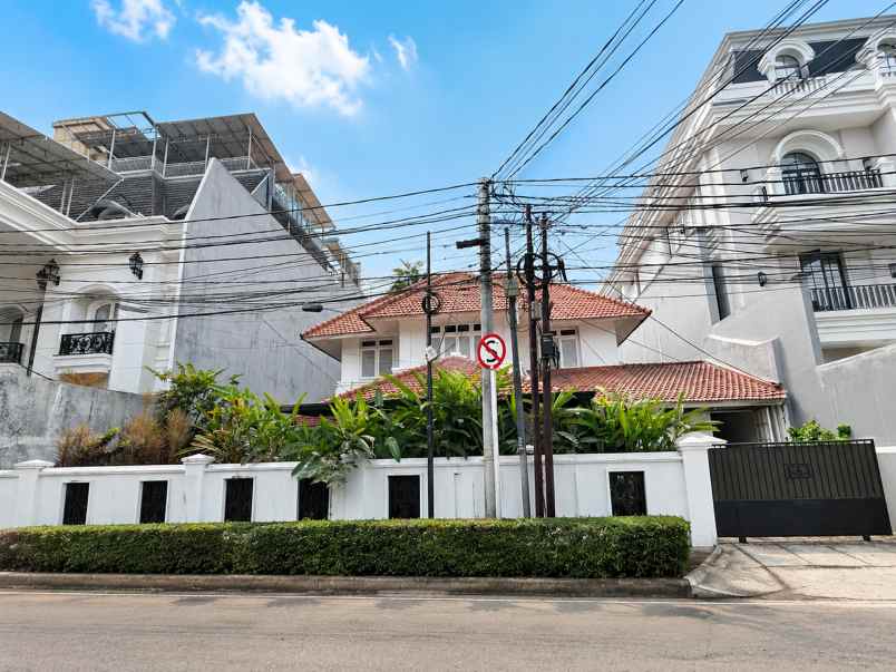 dijual rumah ada kolam renang di menteng jakarta pusat