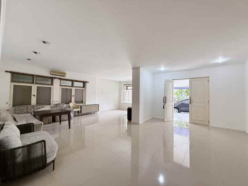 dijual rumah ada kolam renang di menteng jakarta pusat