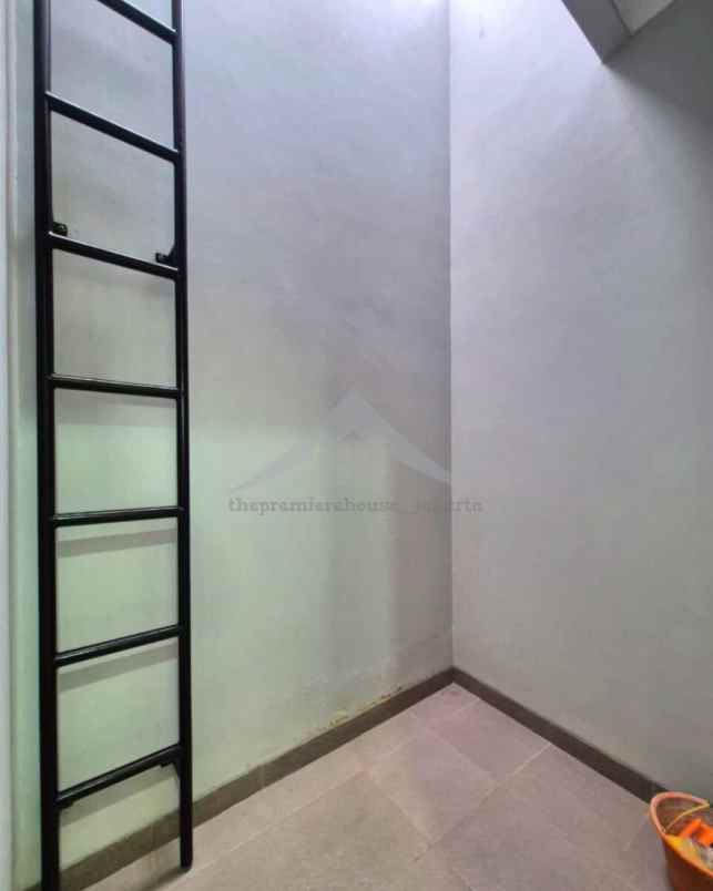 dijual rumah american classic di beji depok