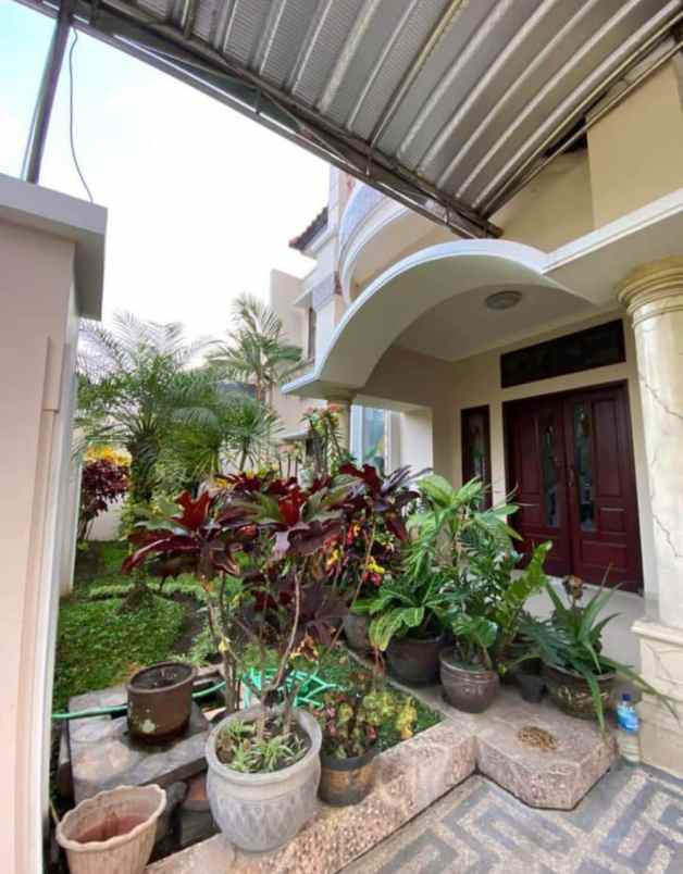 dijual rumah araya golf