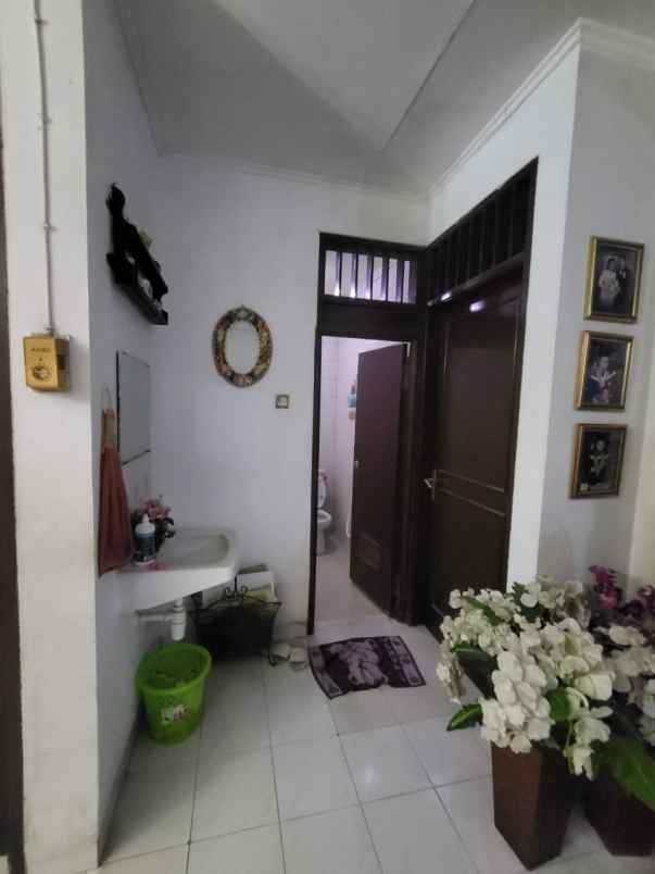 dijual rumah asri dan dalam perumahan besar cikunir