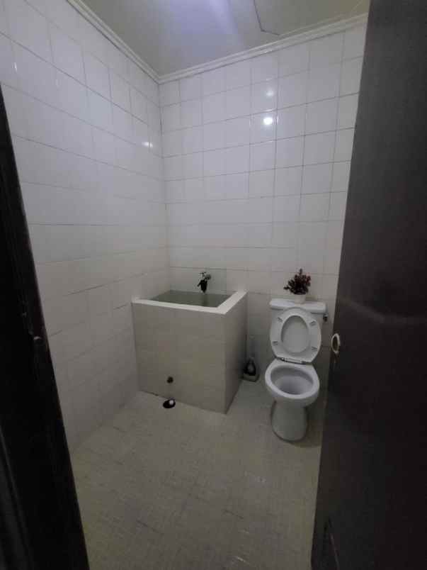 dijual rumah asri dan dalam perumahan besar cikunir