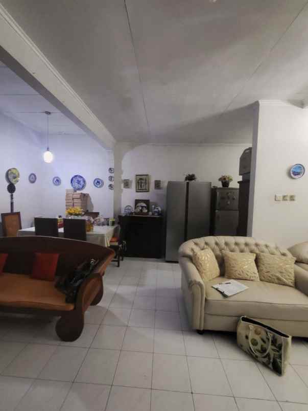 dijual rumah asri dan dalam perumahan besar cikunir