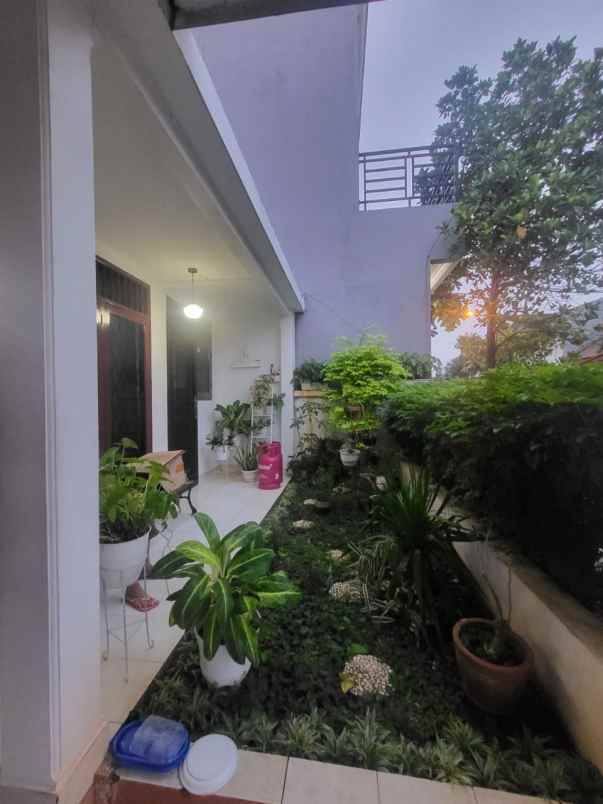 dijual rumah asri dan dalam perumahan besar cikunir