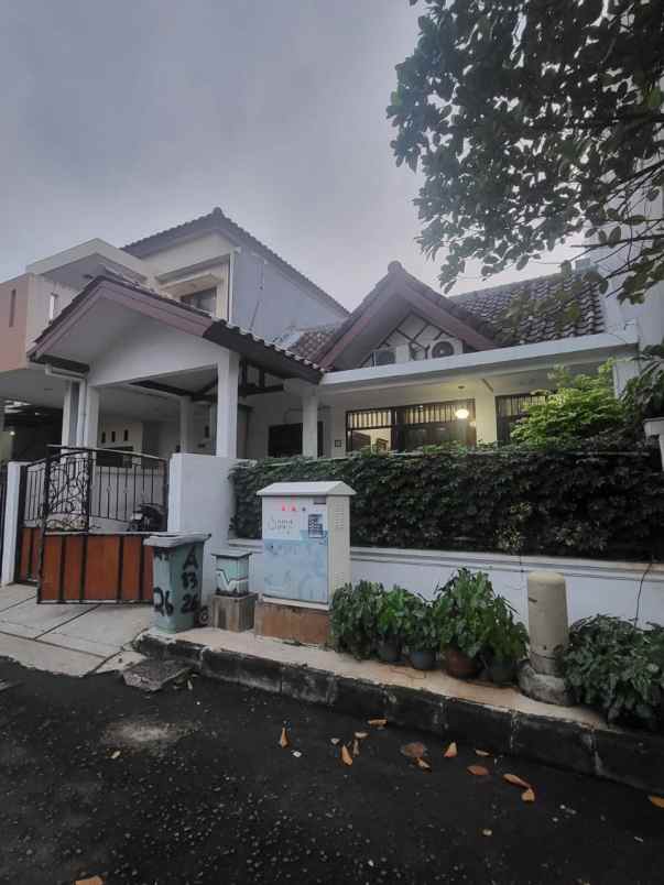 dijual rumah asri dan dalam perumahan besar cikunir