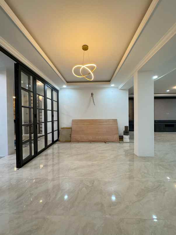 dijual rumah baru classic modern di kebayoran baru