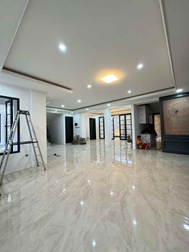 dijual rumah baru classic modern di kebayoran baru