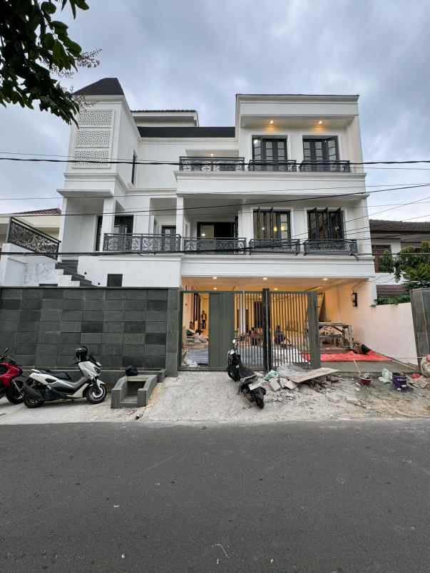 dijual rumah baru classic modern di kebayoran baru