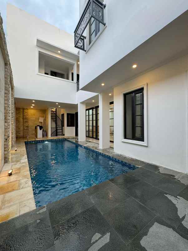 dijual rumah baru classic modern di kebayoran baru