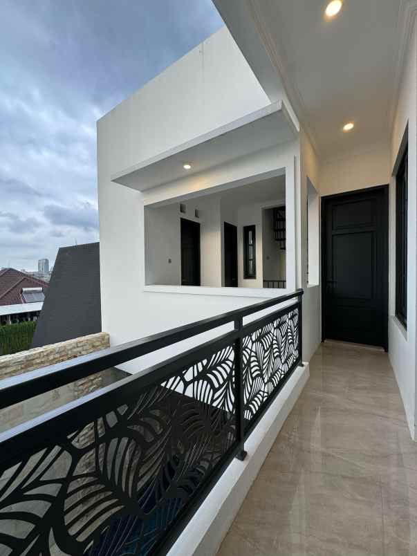 dijual rumah baru classic modern di kebayoran baru