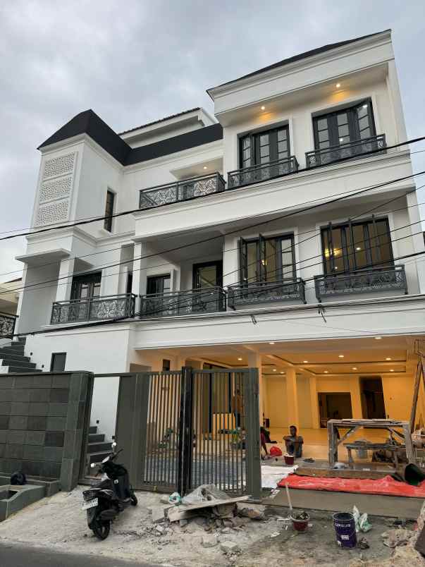 dijual rumah baru classic modern di kebayoran baru