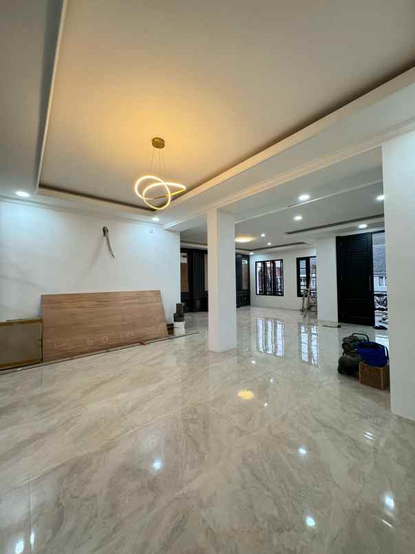 dijual rumah baru classic modern di kebayoran baru