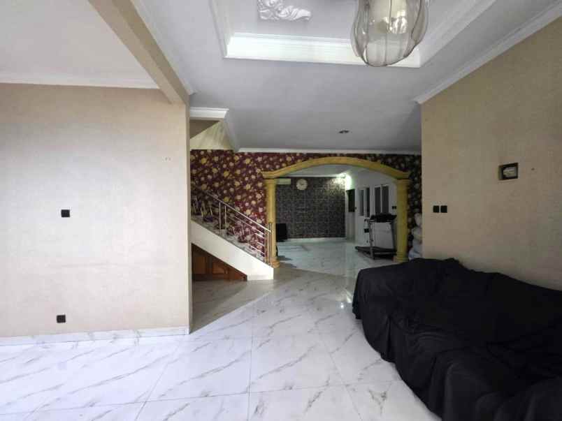 dijual rumah boulevard hijau regency