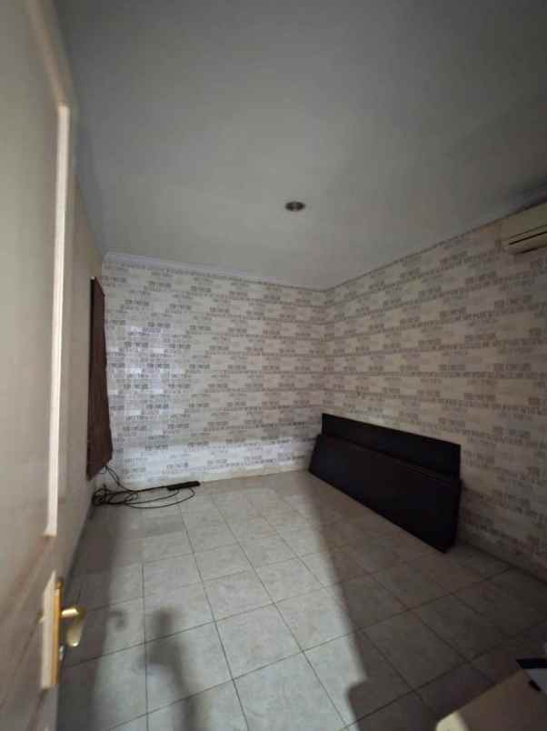 dijual rumah boulevard hijau regency