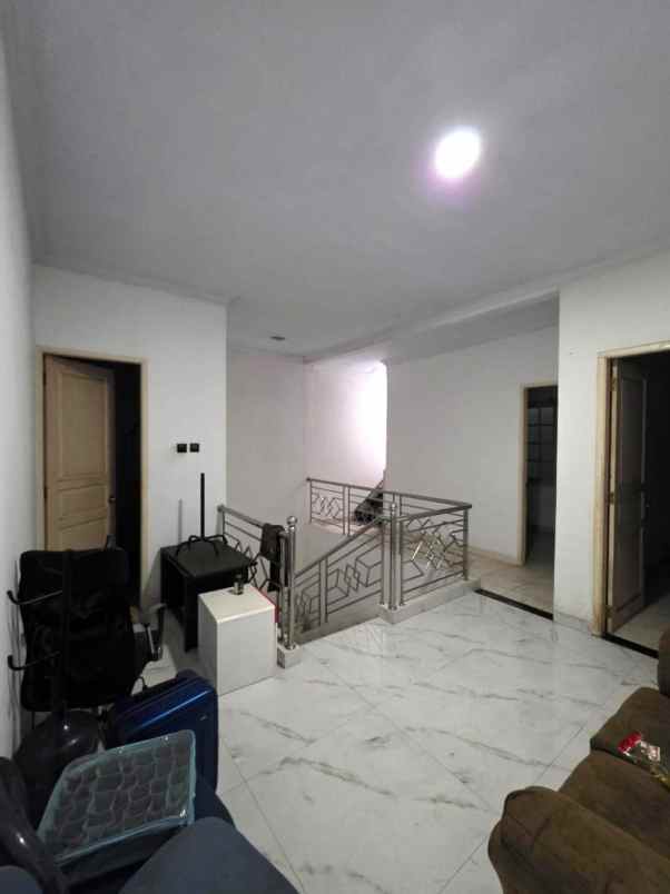 dijual rumah boulevard hijau regency