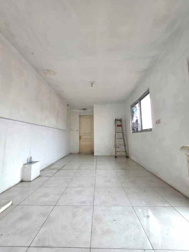 dijual rumah boulevard hijau regency