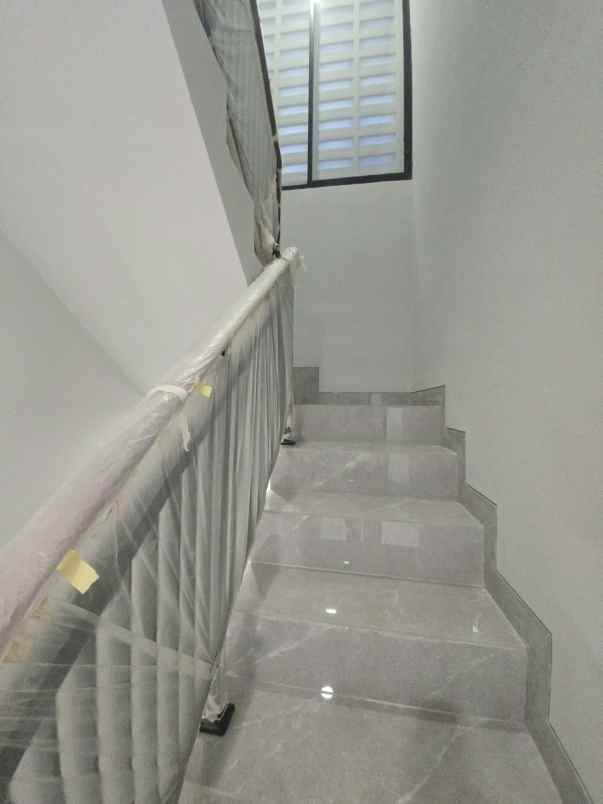 dijual rumah cluster florence pakuwon city