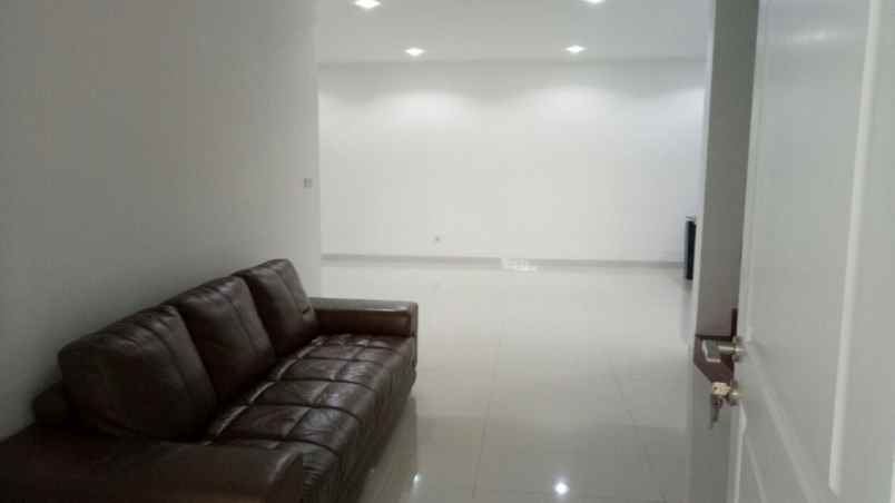 dijual rumah cluster monaco gading serpong