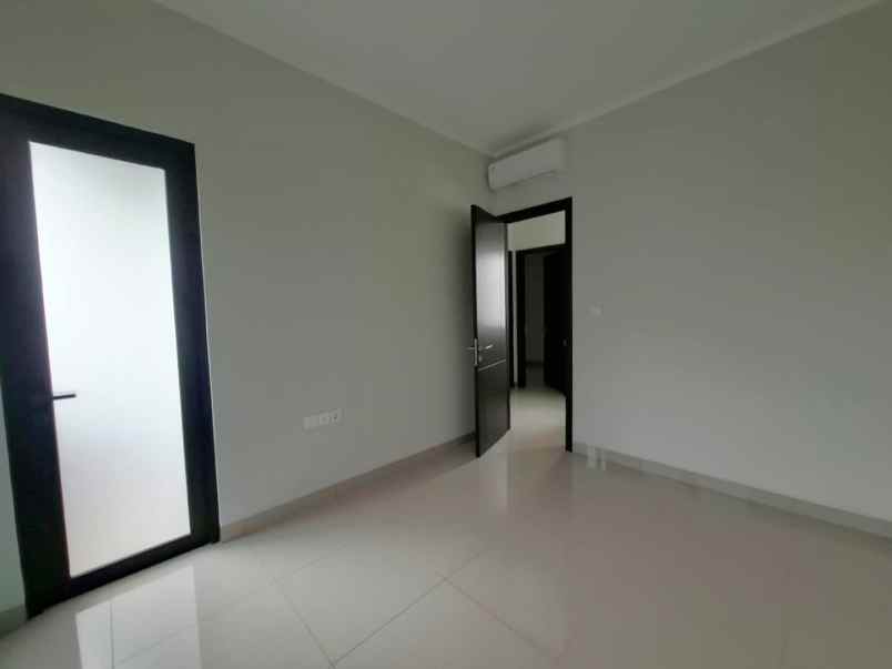 dijual rumah cluster regia summarecon