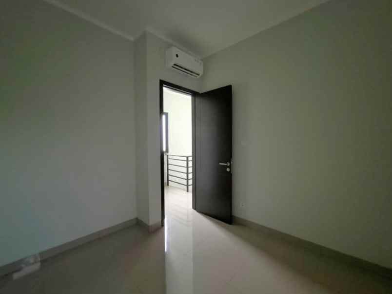dijual rumah cluster regia summarecon