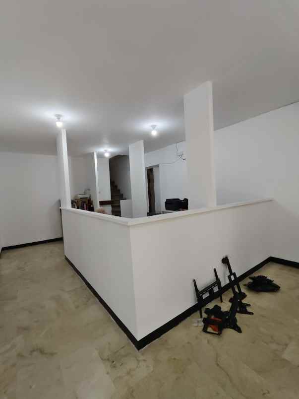 dijual rumah darmo kec wonokromo