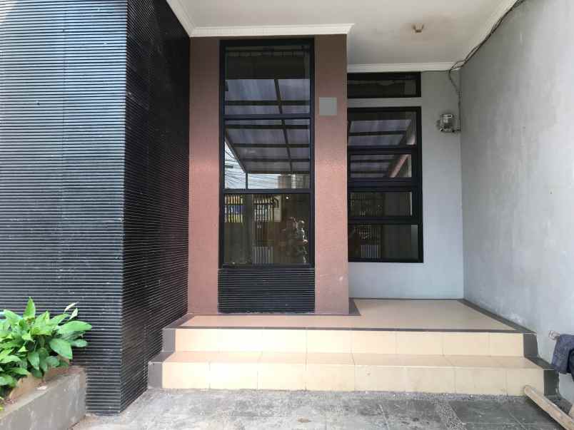 dijual rumah di komplek bumi sariwangi bandung barat