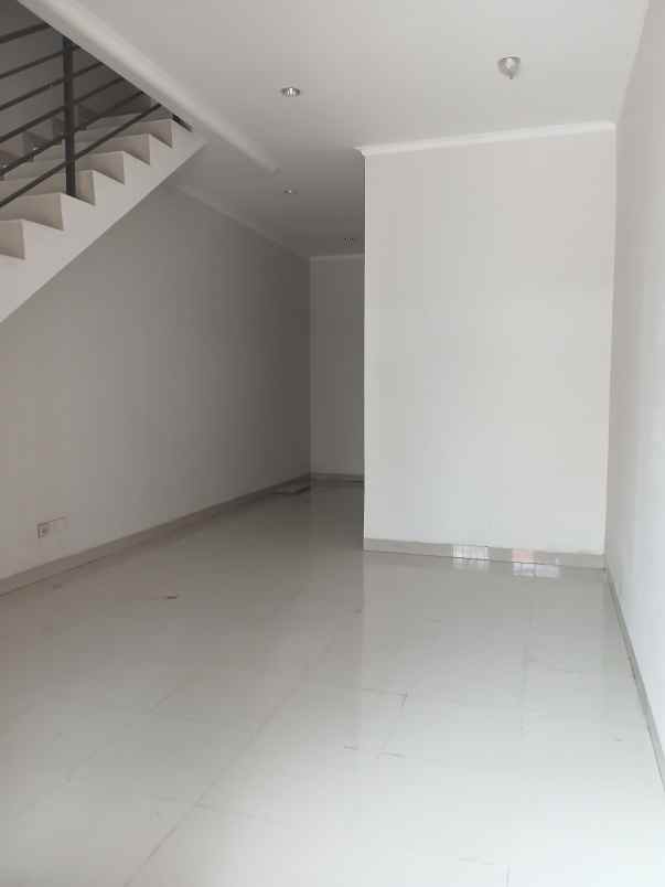 dijual rumah di taman palem lestari jakarta barat