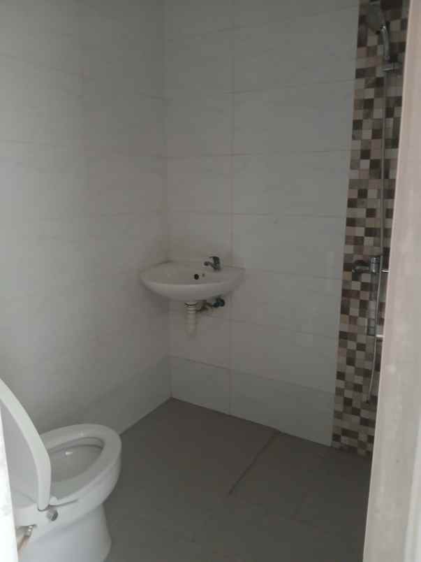 dijual rumah di taman palem lestari jakarta barat