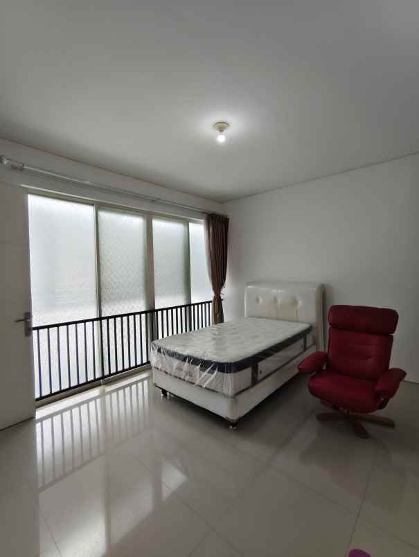 dijual rumah forest mansion kec
