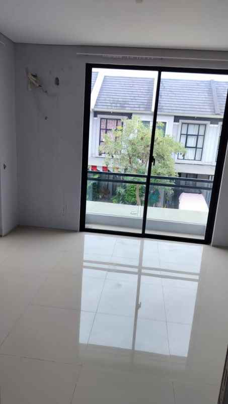 dijual rumah gladstone grand pakuwon