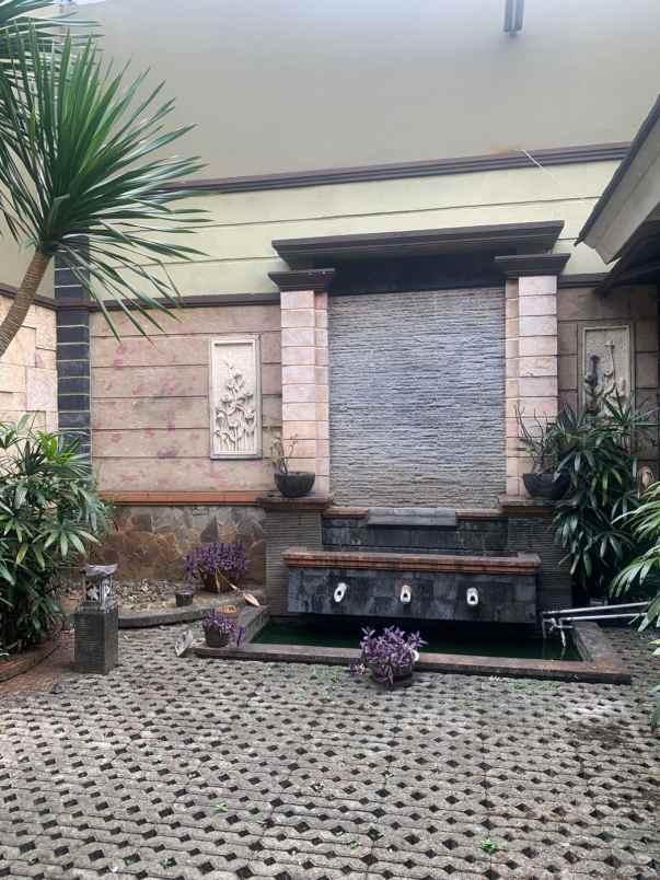 dijual rumah grand galaxy