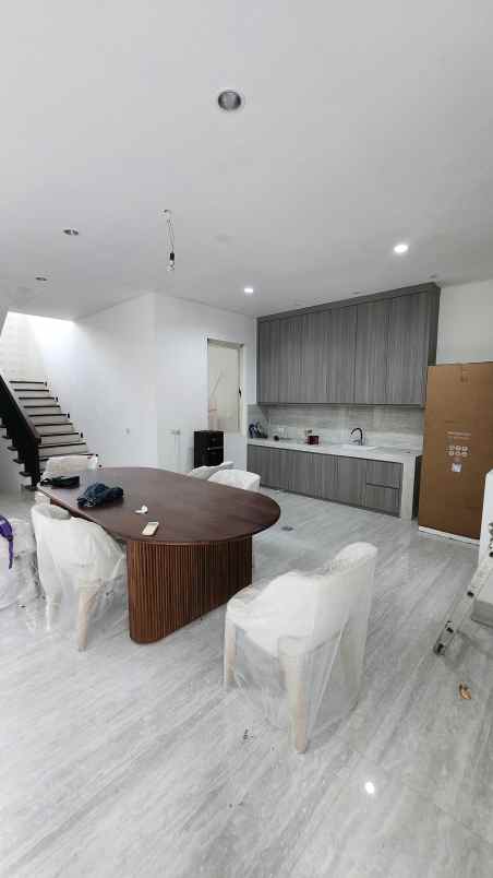 dijual rumah jalan graha famili