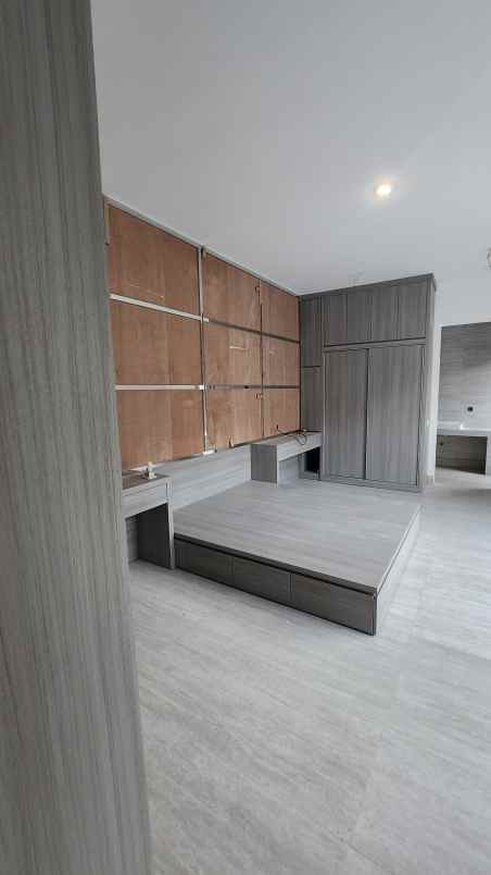 dijual rumah jalan graha famili