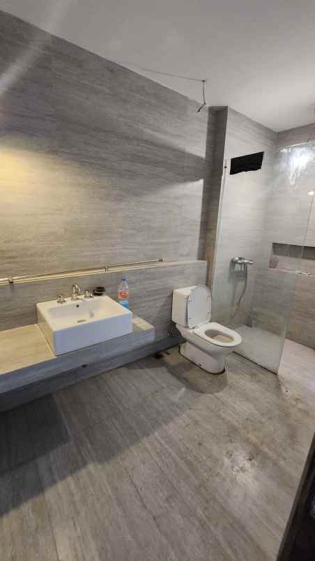 dijual rumah jalan graha famili