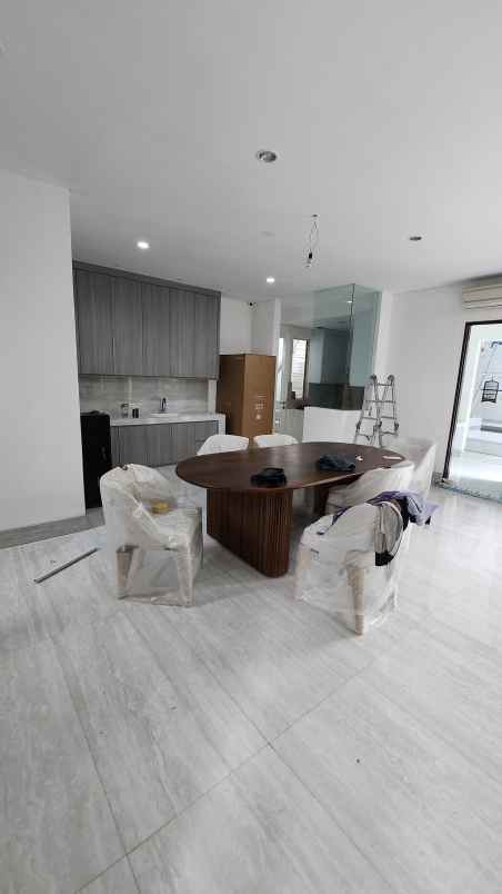 dijual rumah jalan graha famili