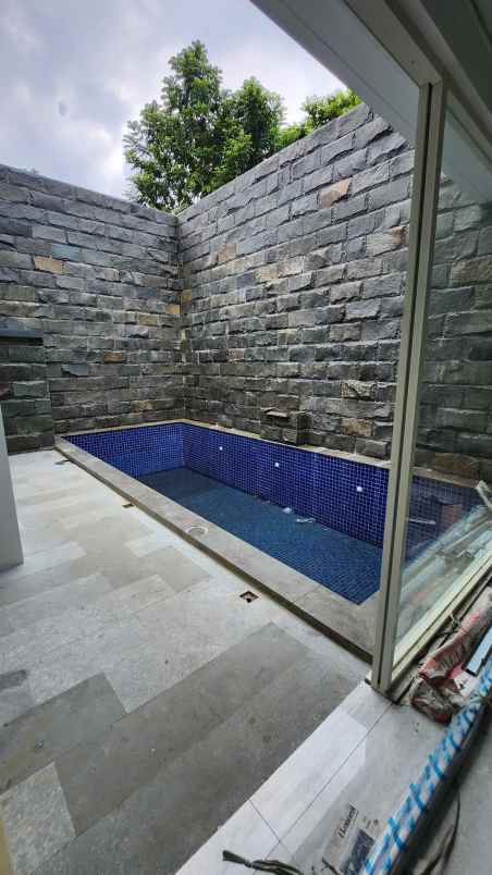 dijual rumah jalan graha famili