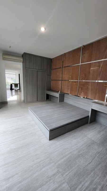 dijual rumah jalan graha famili