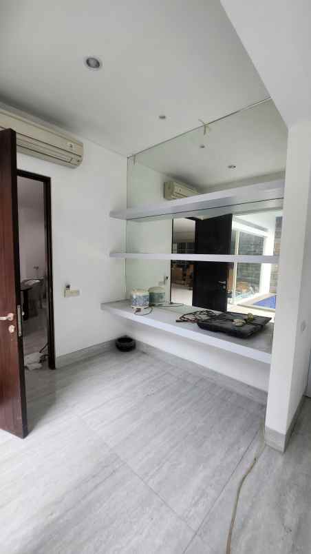 dijual rumah jalan graha famili