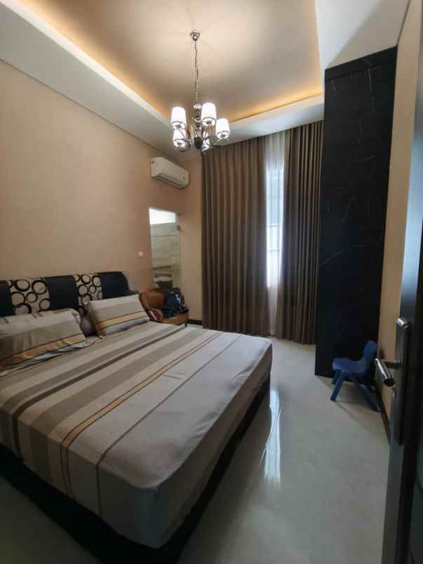 dijual rumah jalan north emerald mansion