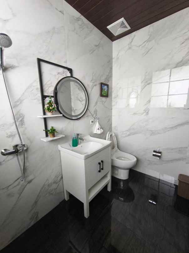 dijual rumah jalan north emerald mansion