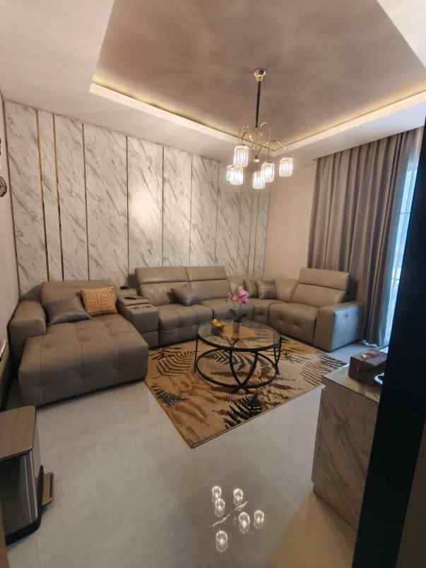 dijual rumah jalan north emerald mansion