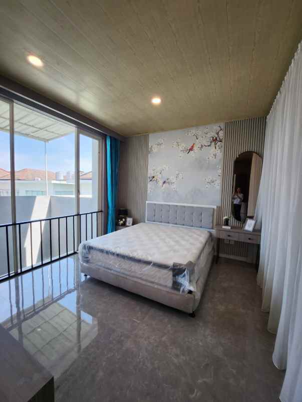 dijual rumah jalan pakuwon indah ritz