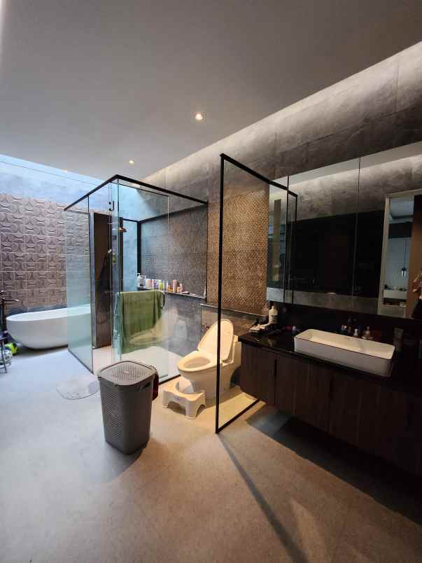 dijual rumah jalan pakuwon indah ritz