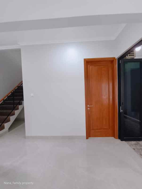 dijual rumah jalan raya bintaro