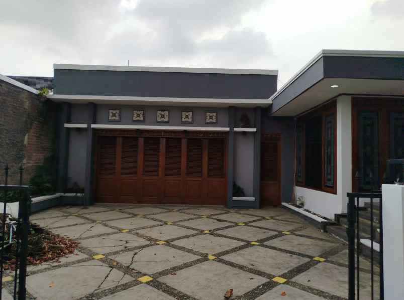 dijual rumah jl awiligar