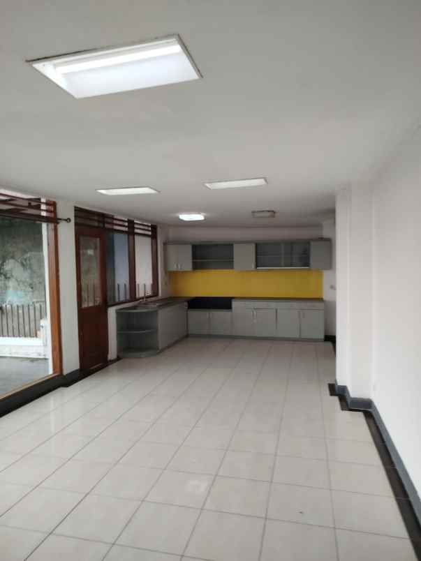 dijual rumah jl awiligar