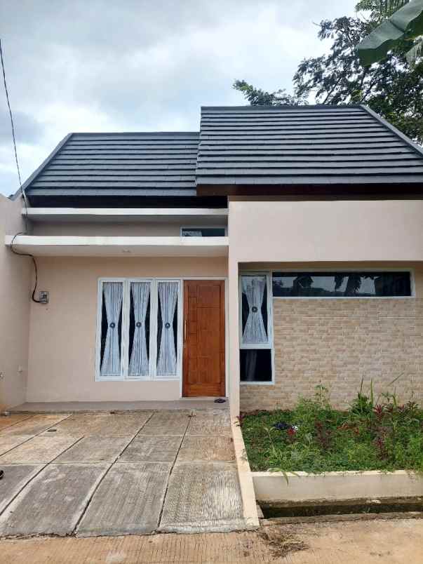 dijual rumah jl ceri