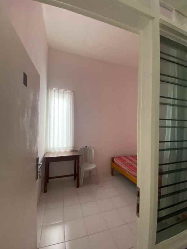 dijual rumah jl keputih gg makam blok b