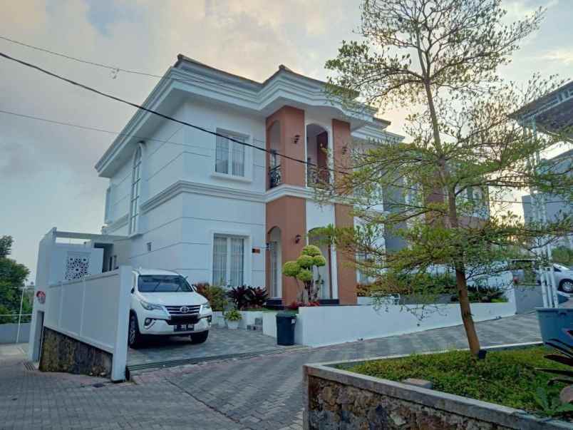 dijual rumah jl kolonel masturi lembang